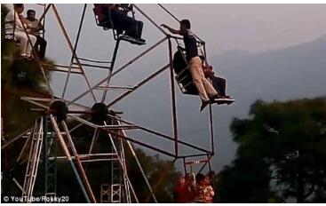 惨剧发生！印度摩天轮翻覆造成1死6伤 多人从高处跌落