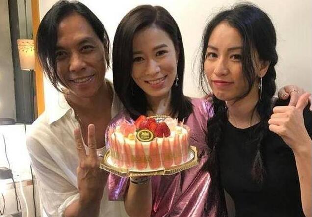 满脸的胶原蛋白！佘诗曼晒生日照片 已经43岁了就像是18岁一般