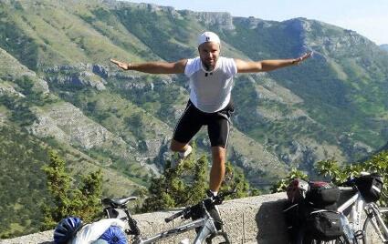 极度狂热?球迷坐拖拉机赴俄 铁杆粉丝为看世界杯