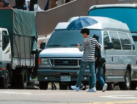 姜汉娜成前任了?王大陆搂肩女助理 家中密会6小时摸头杀、搂肩杀轮番上演