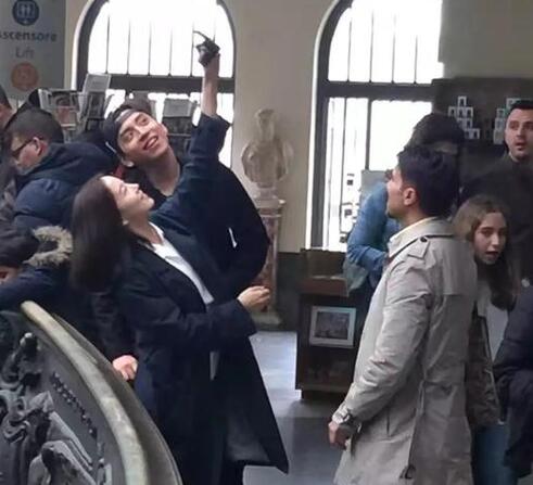 女助理要上位?王大陆搂肩女助理超暧昧 二人撑伞遮阳男方伸手搭肩