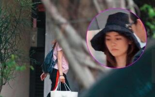 女助理要上位?王大陆搂肩女助理超暧昧 二人撑伞遮阳男方伸手搭肩