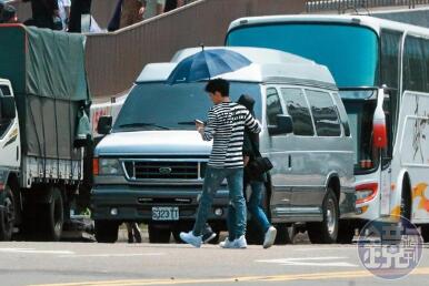 女助理要上位?王大陆搂肩女助理超暧昧 二人撑伞遮阳男方伸手搭肩