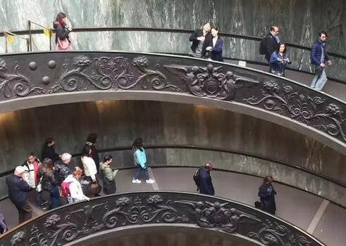 女助理要上位?王大陆搂肩女助理超暧昧 二人撑伞遮阳男方伸手搭肩