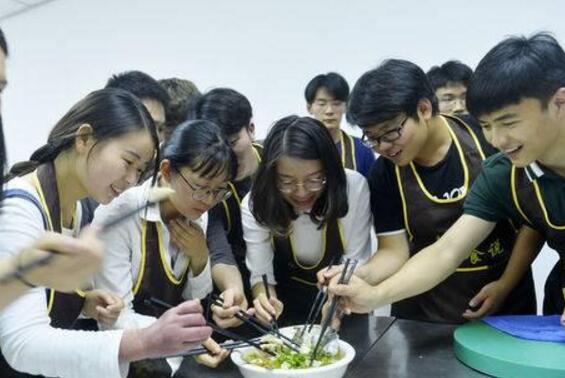 吃货福利?学生涮火锅修学分 红烧肉、糖醋排骨每周1至2道经典菜肴