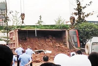 只露出了车尾！渣土车压扁小轿车 警方提醒尽量不与大货车并排行驶