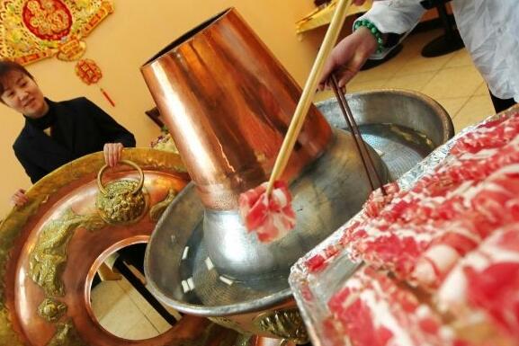 课程配备10名老师!学生涮火锅修学分超火爆 每周教1至2道经典菜肴