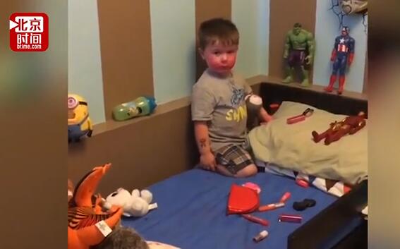 欠揍！弟弟偷姐姐口红涂全脸都是 母亲拍搞笑视频火爆网络 