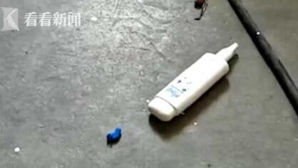 欠揍！弟弟偷姐姐口红涂全脸都是 母亲拍搞笑视频火爆网络 