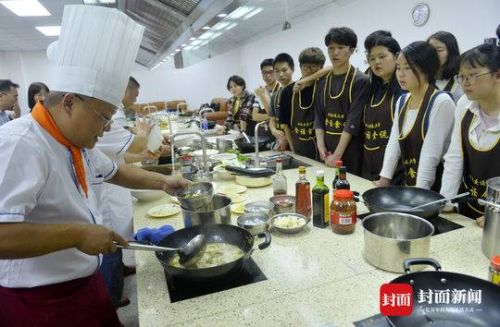 培育厨神？学生涮火锅修学分 学校开设饮食教育公修课受欢迎