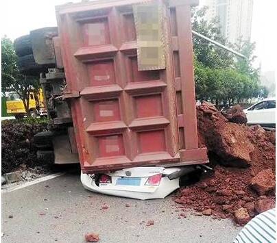 现场惨烈!渣土车压扁小轿车 行车尽量不与大货车并排行驶