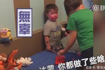 宝宝好无辜?偷姐姐口红涂全脸 