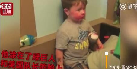 宝宝好无辜?偷姐姐口红涂全脸 