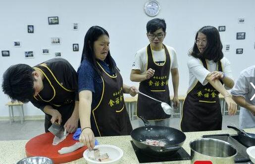 偷偷流口水!学生涮火锅修学分 