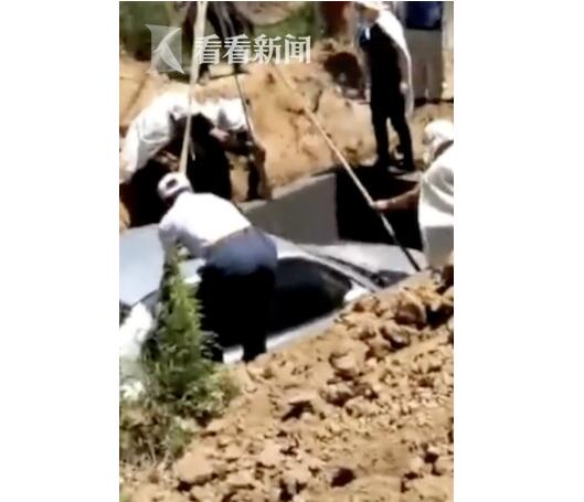 活久见!用轿车当棺材下葬 该村民生前喜欢车留下遗嘱要用轿车下葬