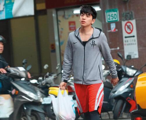 姜汉娜成过去式?王大陆搂肩女助理 与外型清秀黑衣女助理