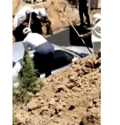 村民生前遗嘱!用轿车当棺材下葬 主家联系一辆钩机将轿车吊入坟穴内