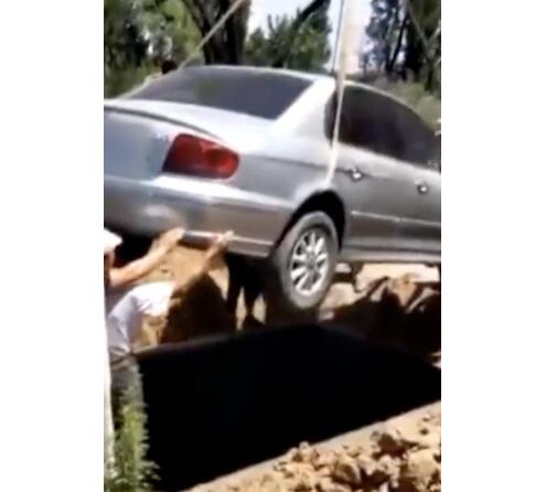 村民生前遗嘱!用轿车当棺材下葬 主家联系一辆钩机将轿车吊入坟穴内