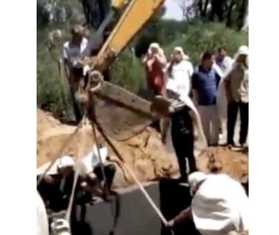 村民生前遗嘱!用轿车当棺材下葬 主家联系一辆钩机将轿车吊入坟穴内
