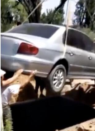 逝者遗言用轿车当棺材下葬 生前酷爱轿车愿与爱车共存亡