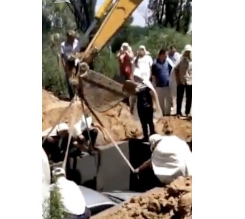 寄托哀思?用轿车当棺材下葬 