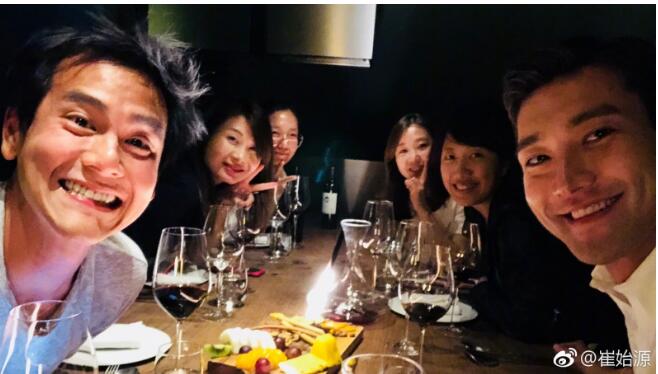 好兄弟！崔始源彭于晏聚餐 两口大白牙实力抢镜！