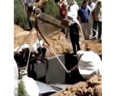 寄托哀思?用轿车当棺材下葬 