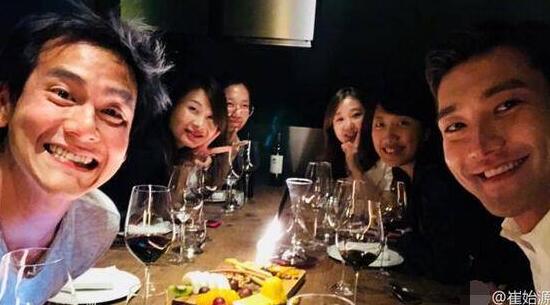 男神切磋?崔始源彭于晏聚餐 两人冲镜头露灿笑大白牙十分抢镜