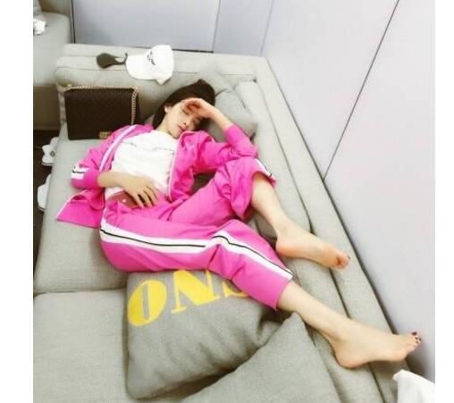 性感撩人!宋茜黑裙秀曲线 