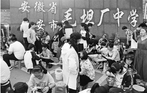 探访安徽毛坦厂中学 高考临近陪读家长比孩子还紧张