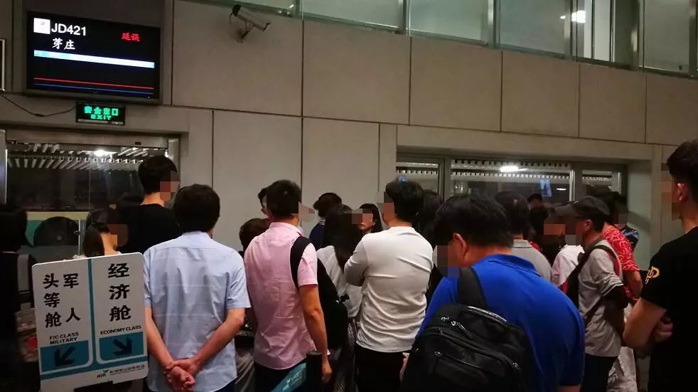 杭州飞芽庄航班因故障返航!乘客称挡风玻璃有裂纹