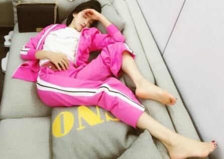 可盐可甜？宋茜黑裙秀曲线 颜值与实力并驾齐驱释放真性情