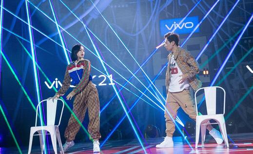 可盐可甜？宋茜黑裙秀曲线 颜值与实力并驾齐驱释放真性情