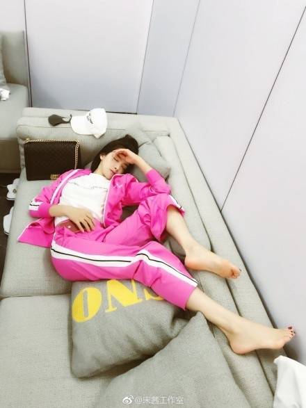 性感诱惑！宋茜黑裙秀曲线 仰头的姿势令翘臀格外抢眼