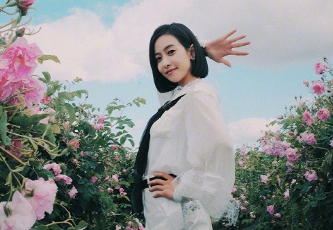 性感诱惑！宋茜黑裙秀曲线 仰头的姿势令翘臀格外抢眼