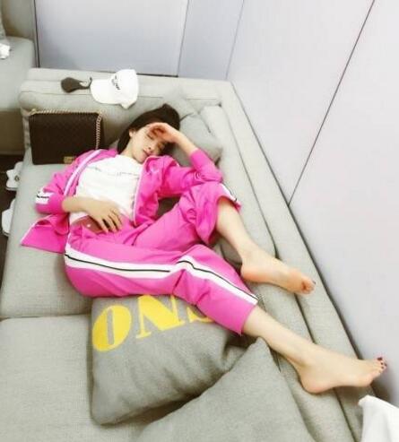 眼睛都要怀孕了！宋茜黑裙秀曲线 大方秀出曼妙曲线翘臀抢眼