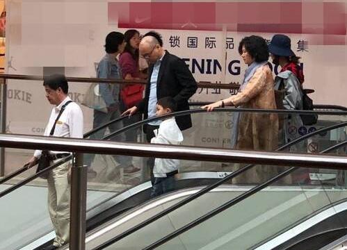 10个光头9个富?邓莎回应老公曝光 上《超人》没赞助大赞老公身材好