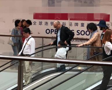 吃瓜群众散了吧！邓莎回应老公曝光 大赞光头老公身材好