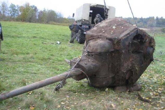 河里现不明物!男子在池塘捕鱼捞出“废铁” 坦克残骸重见天日