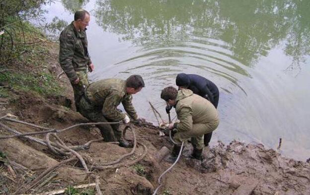 河里现不明物!男子在池塘捕鱼捞出“废铁” 坦克残骸重见天日