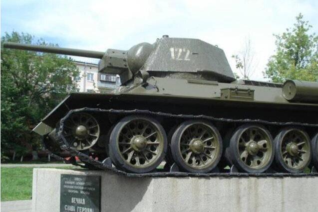 河里现不明物!男子在池塘捕鱼捞出“废铁” 坦克残骸重见天日