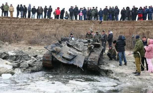 河里现不明物!男子在池塘捕鱼捞出“废铁” 坦克残骸重见天日