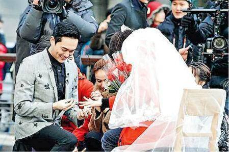 张智霖求婚拒跪地？真人秀《一路上有你》明明给袁咏仪下跪了