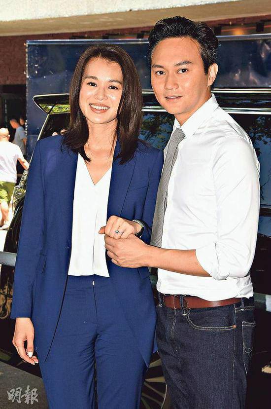 张智霖求婚拒跪地？真人秀《一路上有你》明明给袁咏仪下跪了