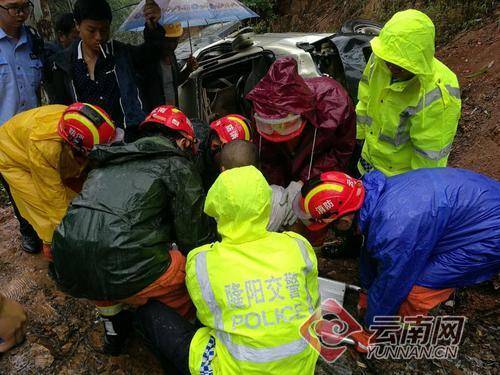惊魂一刻！弯道超车翻下山崖 翻下50米高的山崖只受轻伤可谓奇迹