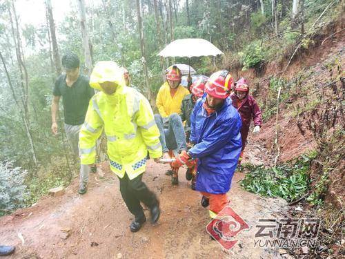 惊魂一刻！弯道超车翻下山崖 翻下50米高的山崖只受轻伤可谓奇迹