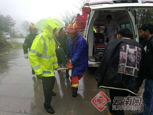 惊魂一刻！弯道超车翻下山崖 翻下50米高的山崖只受轻伤可谓奇迹