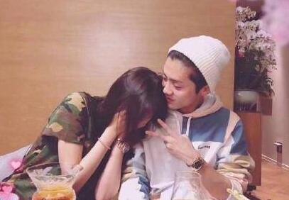 甜炸了！鹿晗谈公开恋情示爱关晓彤 还主动提及了