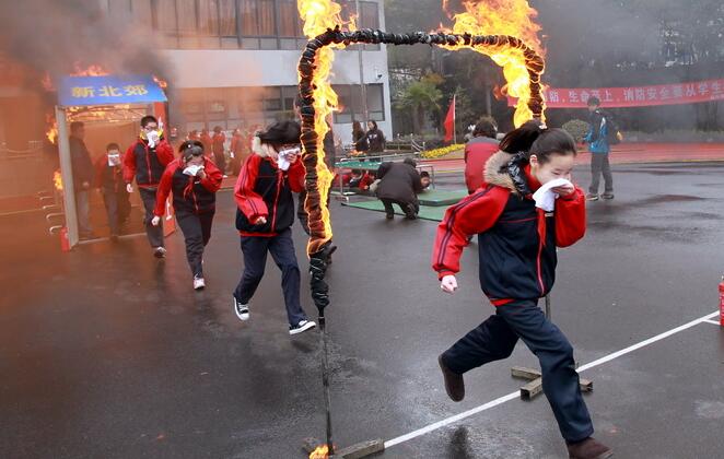 教科书式自救!高层失火母女自救 将花瓶中的水倒毛巾上捂口鼻
