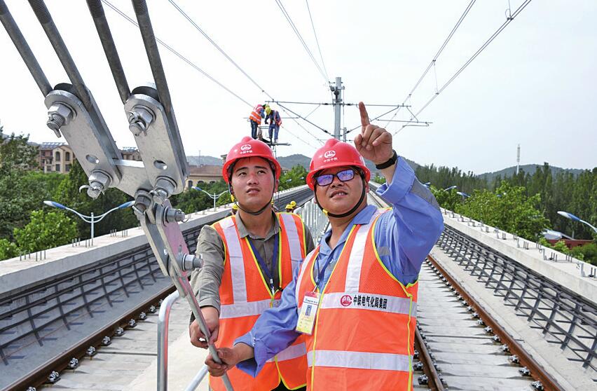 地铁R1线“电通”专家刘杰——“零误差”施工轨道交通接触网